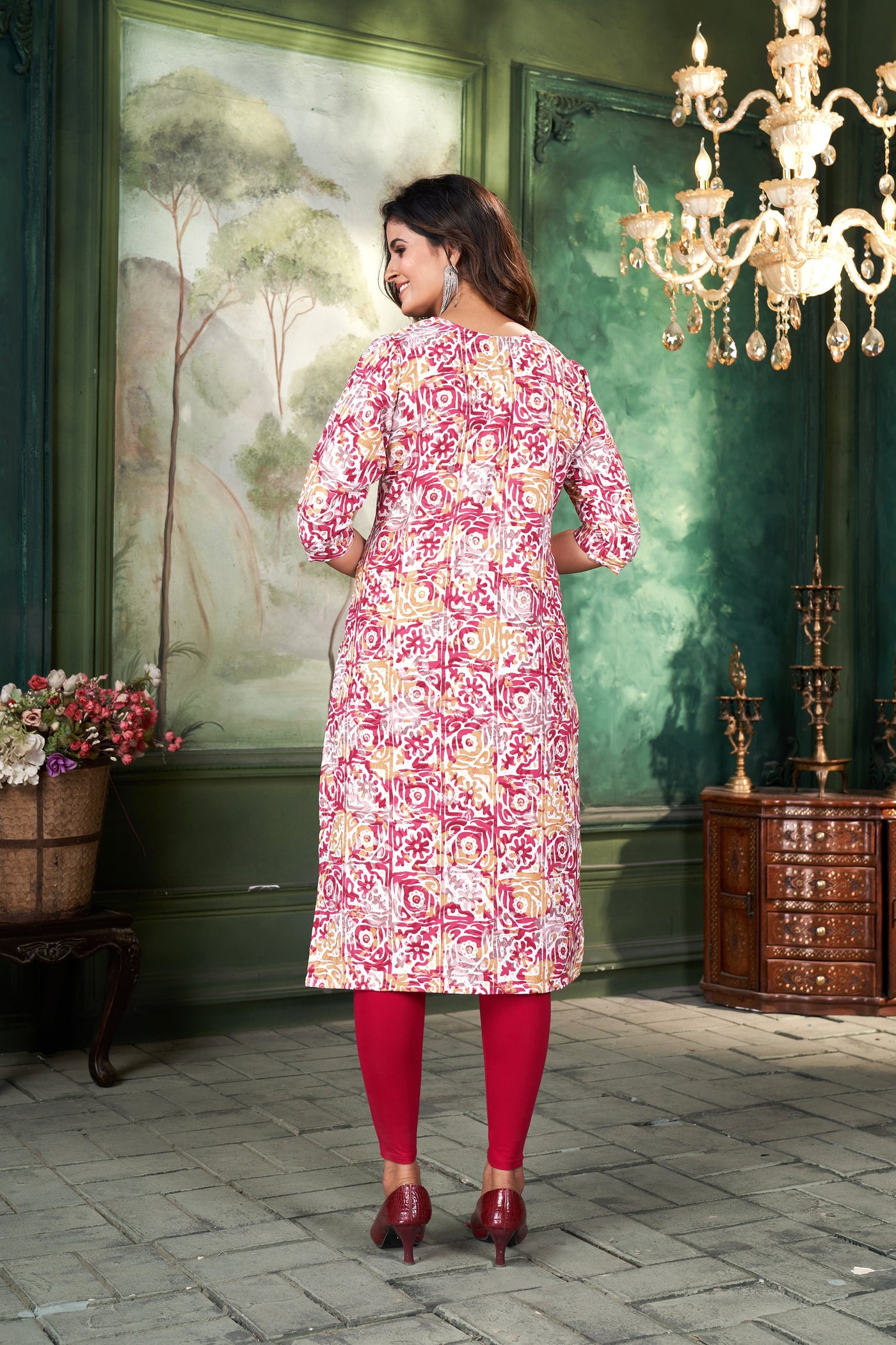 Women Printed Pink Cotton Kurti.