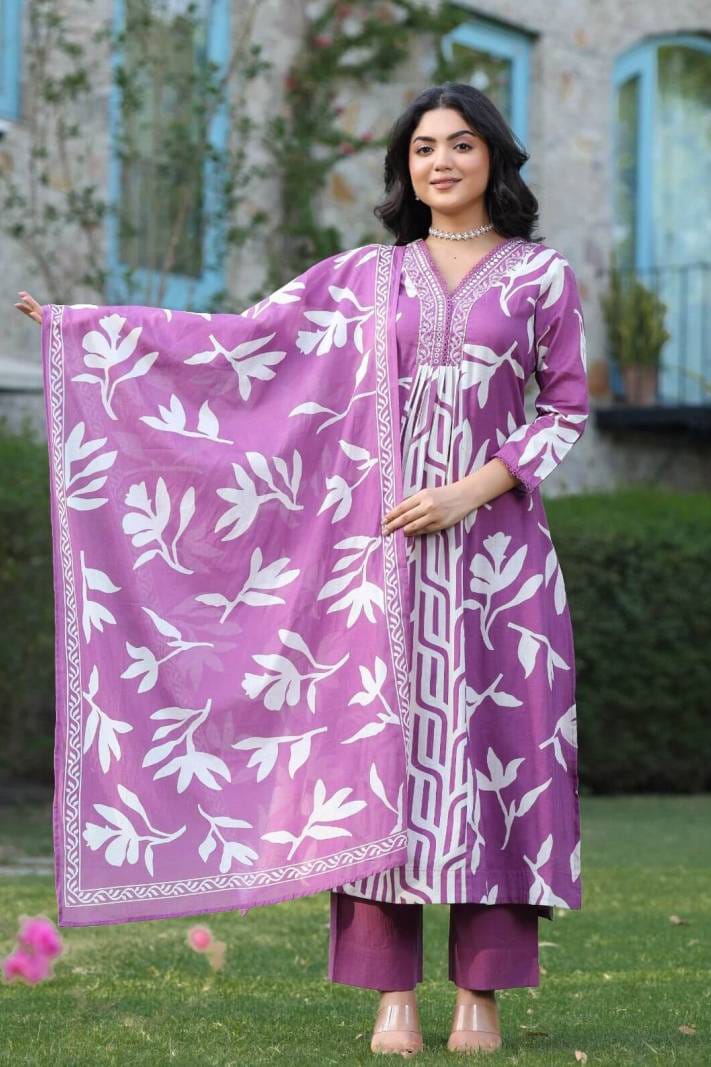 Anarkali kurta set with new style in sanganeri  print