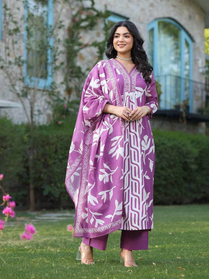 Anarkali kurta set with new style in sanganeri  print