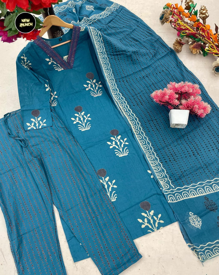 Kurti pant set perfect for the festival season with its vibrant floral print and confident pocket one side.