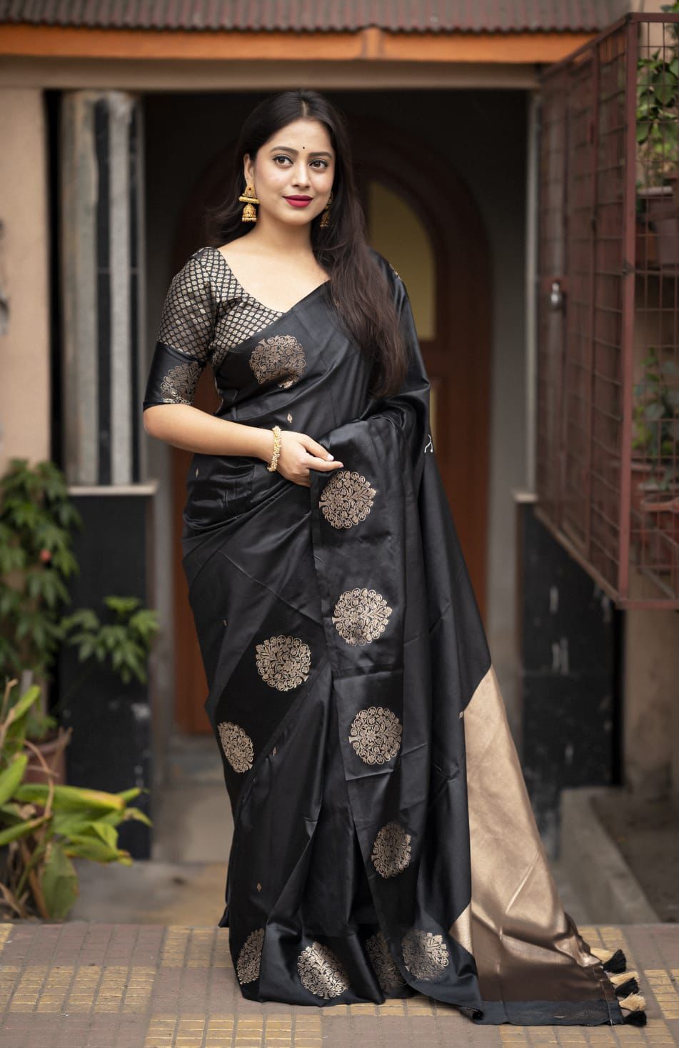 new trending pattern in soft silk woven saree for women