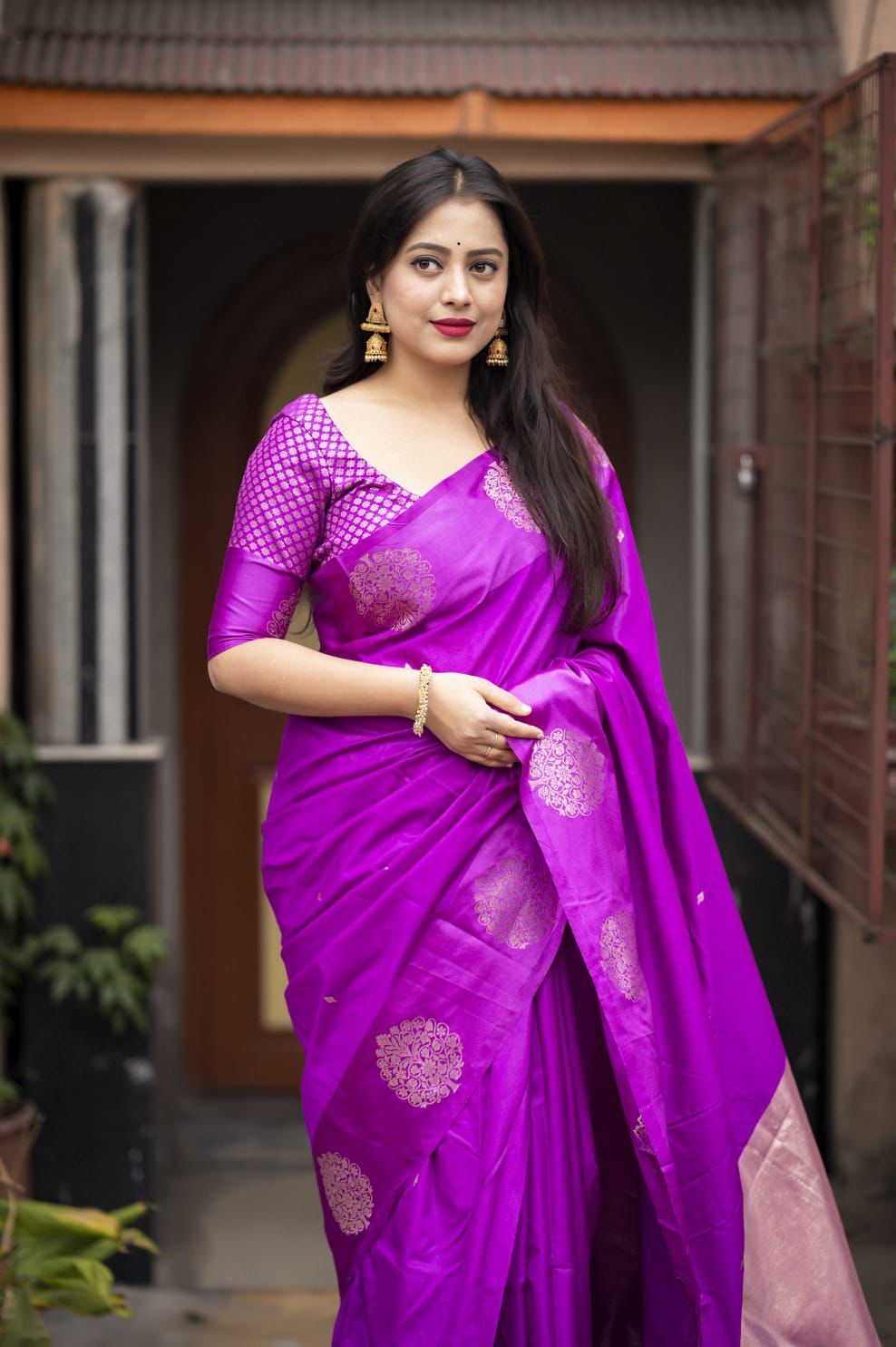 new trending pattern in soft silk woven saree for women