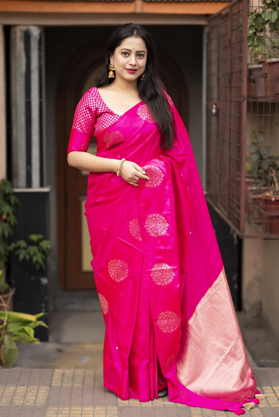 new trending pattern in soft silk woven saree for women